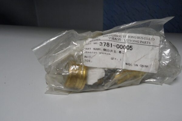 Датчик включения ЗХ. YUTONG длинный шток 15 мм 3781-00005