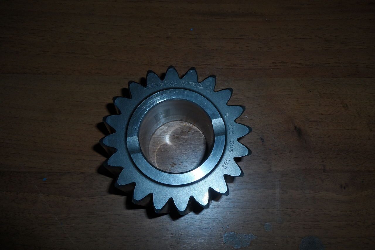 Шестерня задней передачи 115305002 кпп 6S-150/160 z=20