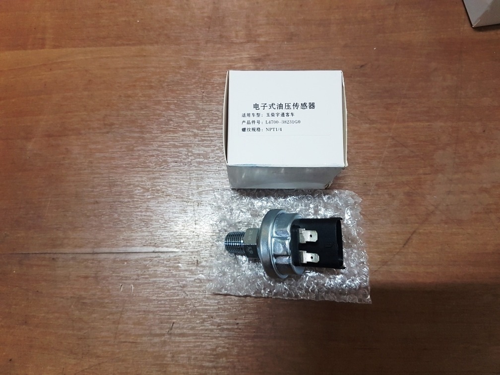 Датчик давления и температуры масла Yuchai YC6J220-50, YC6L280N-52, YC6L310-50, YC6MK340N-50 L4700-38231G0